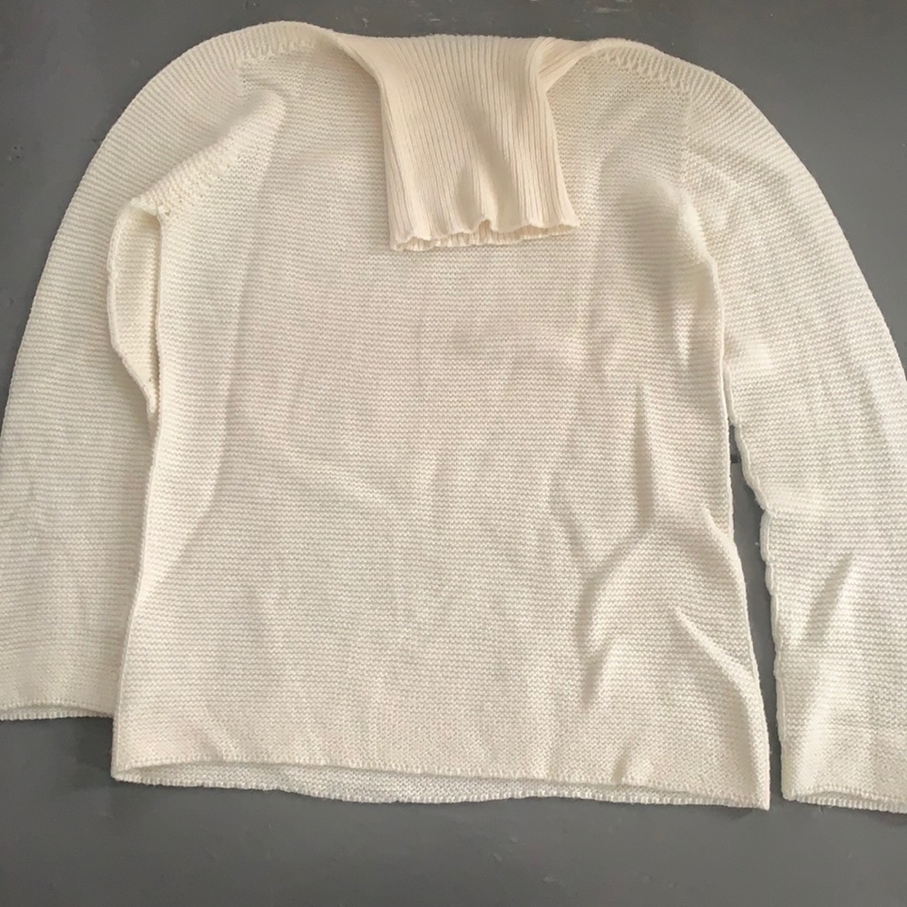 Lightweight turtleneck sweater